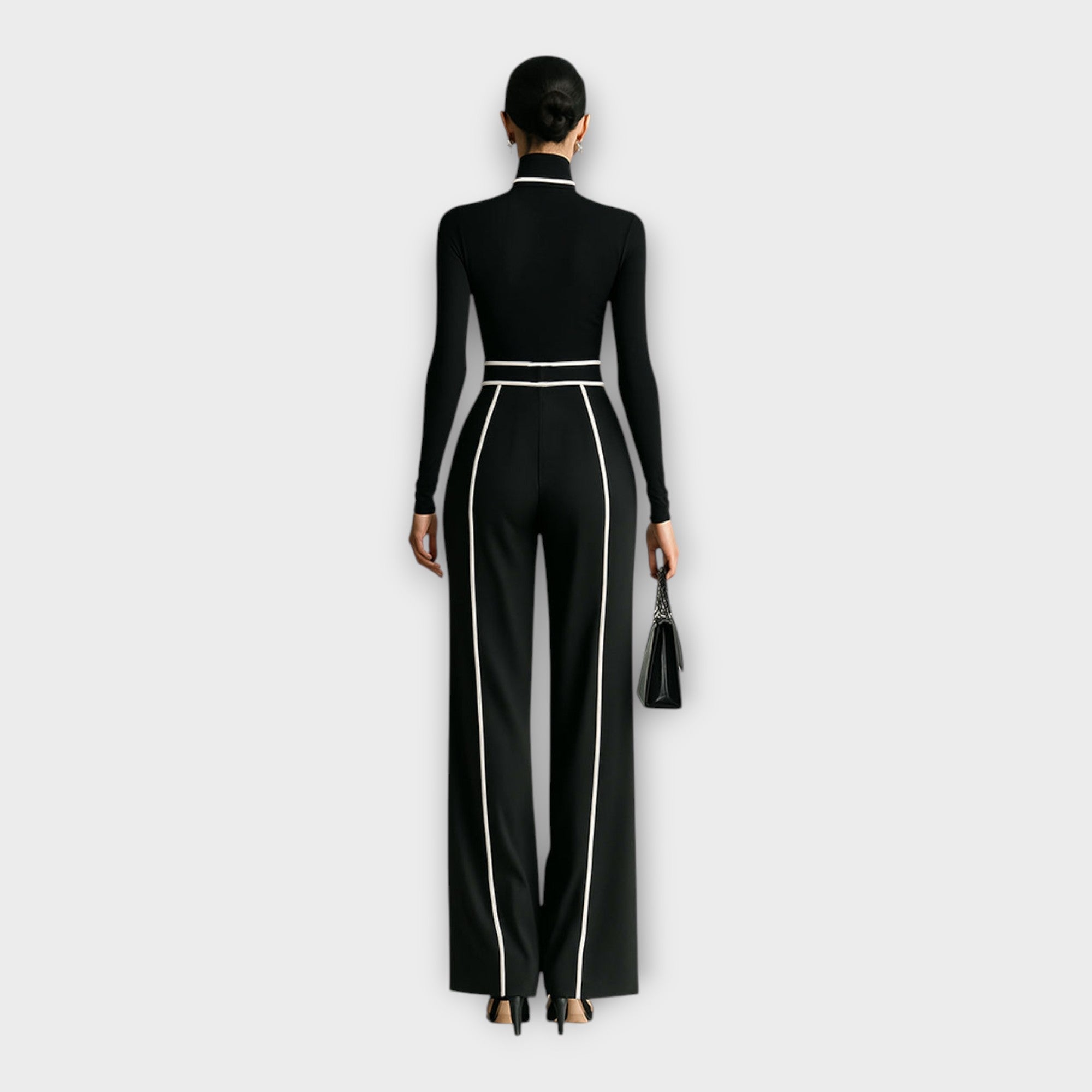 Mono elegante con estética minimalista