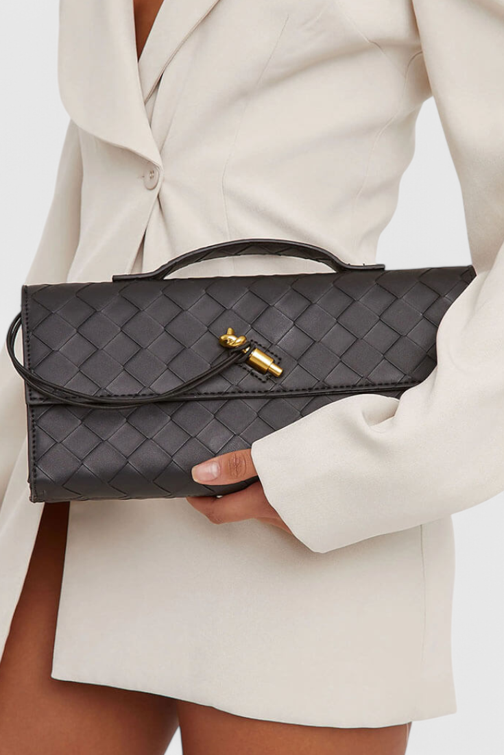 Bolso Clutch Melanie con Detalle de Nudo Dorado