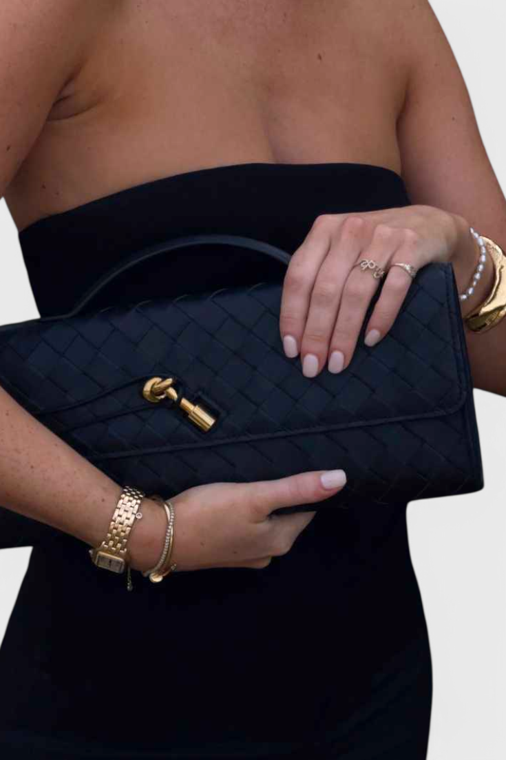 Bolso Clutch Melanie con Detalle de Nudo Dorado