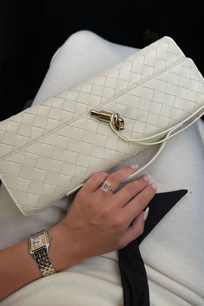 Bolso Clutch Melanie con Detalle de Nudo Dorado
