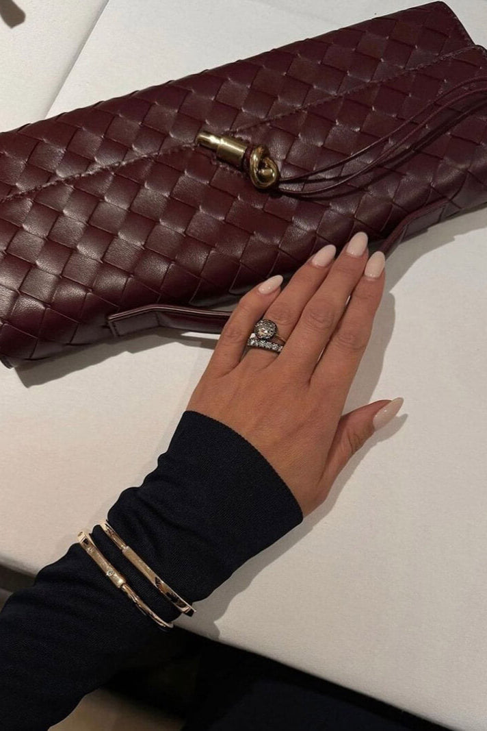 Bolso Clutch Melanie con Detalle de Nudo Dorado