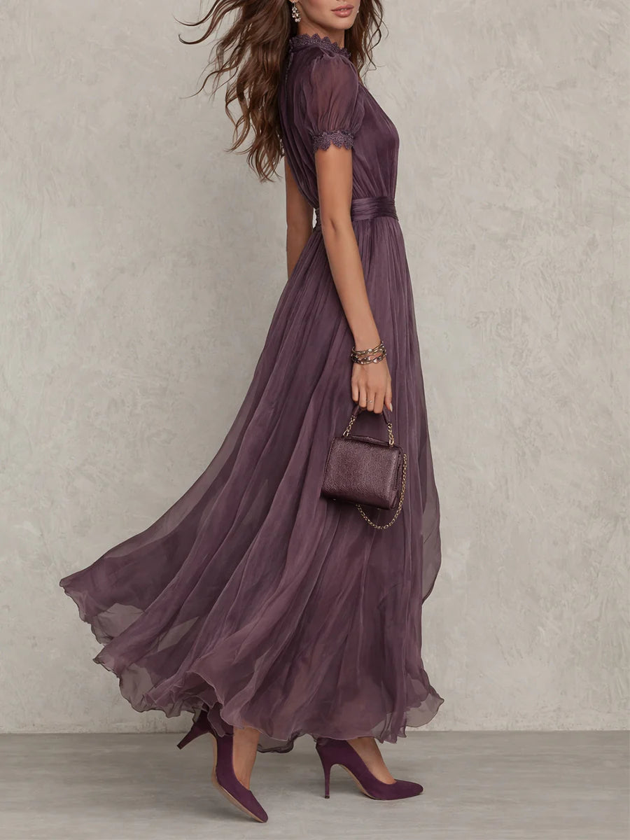 Guadalupe | Vestido largo violeta con escote en forma de llave, borde de encaje de gasa