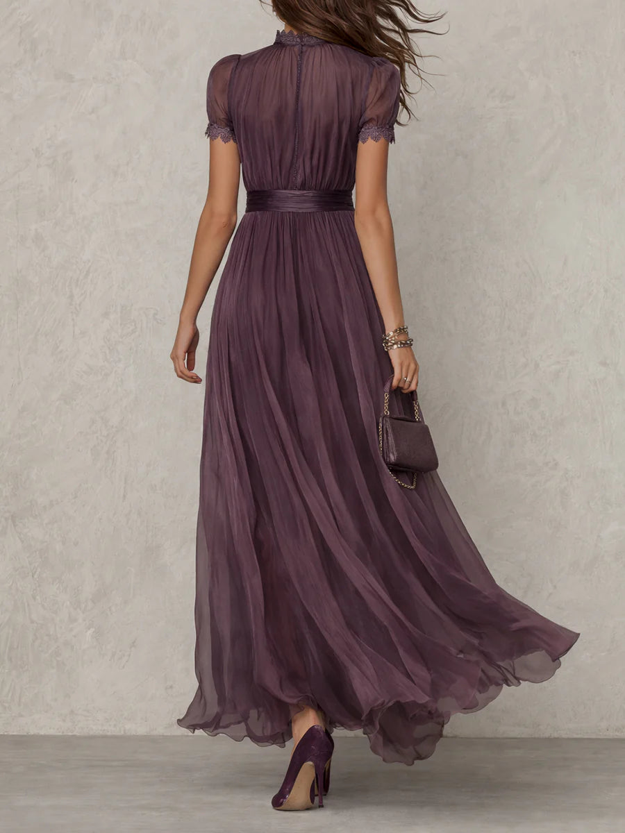 Guadalupe | Vestido largo violeta con escote en forma de llave, borde de encaje de gasa