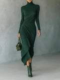 Yolanda | Vestido midi asimétrico con pliegues y cuello alto en verde oscuro