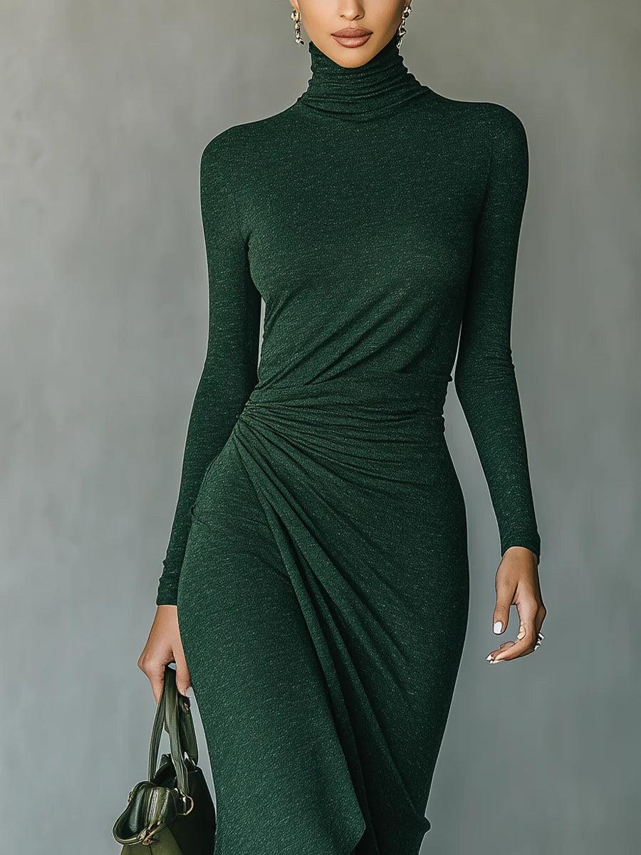 Yolanda | Vestido midi asimétrico con pliegues y cuello alto en verde oscuro