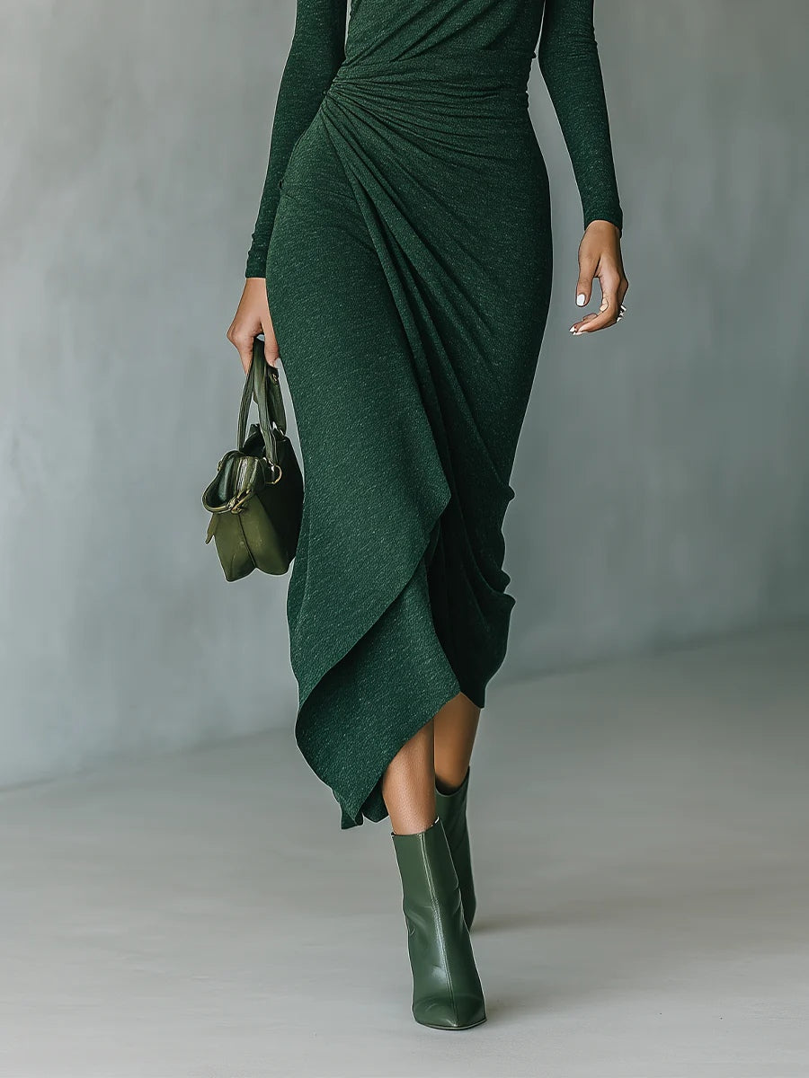 Yolanda | Vestido midi asimétrico con pliegues y cuello alto en verde oscuro