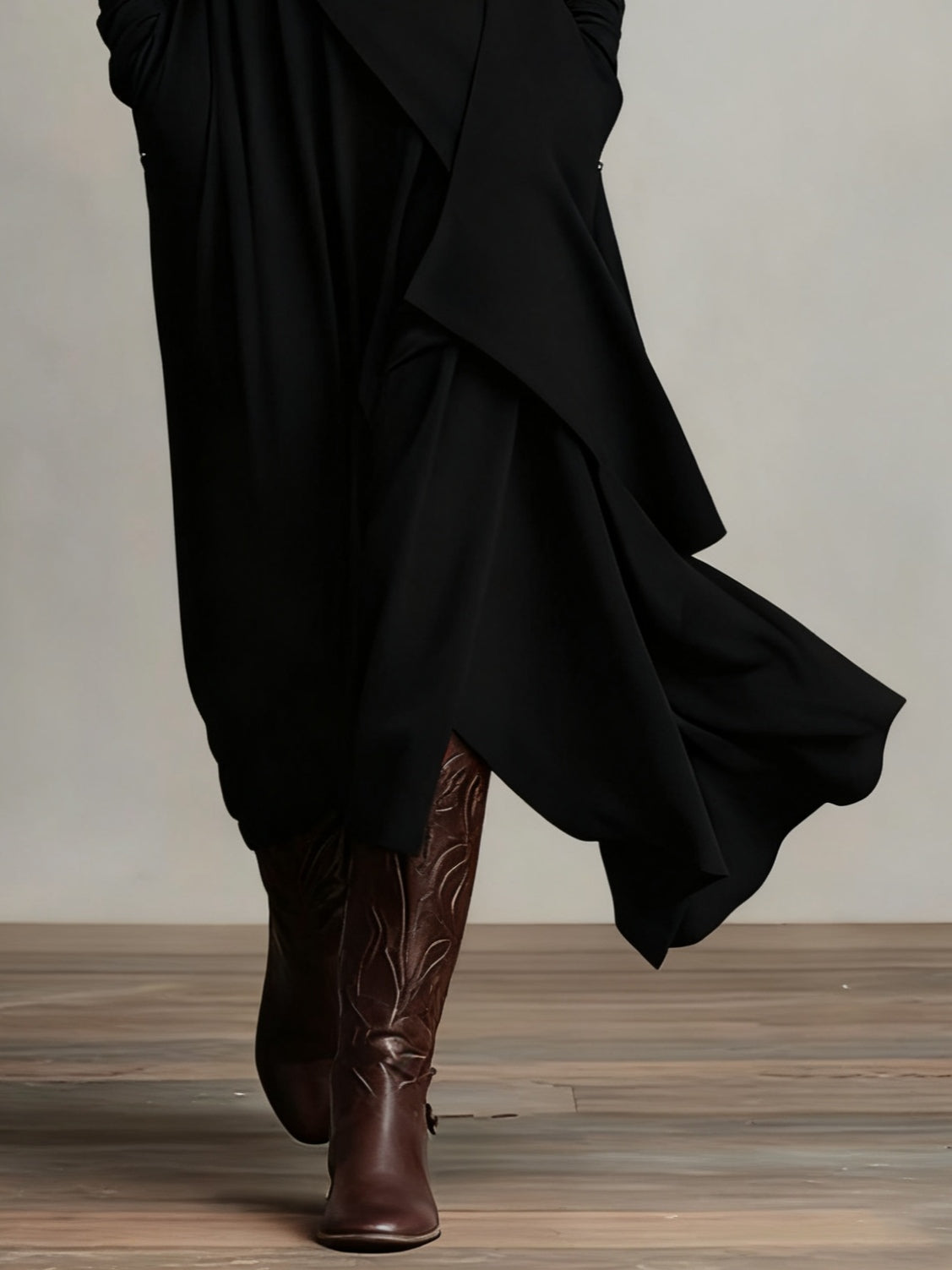 Alma | Vestido largo asimétrico con cuello alto